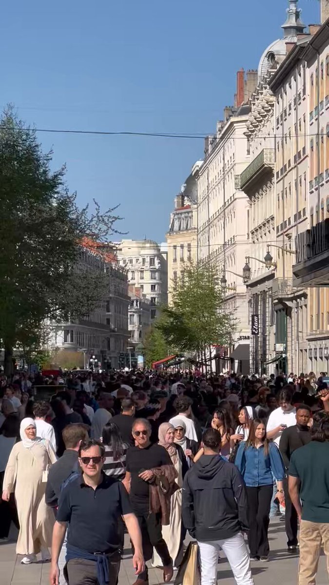 La Presqu’île de Lyon est absolument noire de monde ce samedi. La rue de la République est bondée, comme de nombreuses rues des Terreaux à Bellecour. Les Lyonnais sont nombreux dehors grâce au soleil.