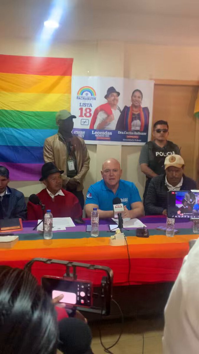 Ayer en la sede de PACHAKUTIK NACIONAL en mi Ambato Bonito , con la presencia del candidato a vicepresidente de la Revolución Ciudadana y los principales medios de comunicación, se dio la rueda de prensa para dar a conocer a la ciudadanía tungurahuense el acuerdo programático suscrito por los movimientos de izquierda y organizaciones sociales, en apoyo a la futura presidenta Luisa González. ¡ Caminamos firmes con rumbo a la victoria popular !.. 👍👍 Con #LuisaPeesidenta vamos a #RevivirEcuador 🇪🇨✊🏻