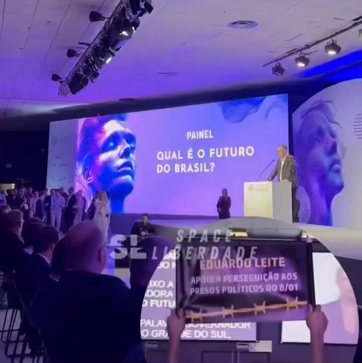 🚨URGENTE - Eduardo Leite, governador do RS, é vaiado no Fórum da Liberdade e plateia grita “fora Leite” durante sua apresentação! “Fora Leite!”, gritava uma mulher.
