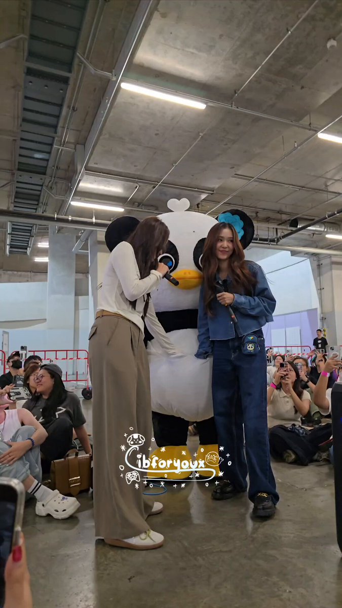 🤍 : งั้นถ้าเรื่องหน้าเล่นเป็นแบบแม่กับแม่เล่นเป็นลูกให้หน่อยได้ไหม ได้ไหม? ❤️‍🩹 : ถามลูน่าหรือถามฟิล์ม? 🤍 : ถามฟิล์ม ❤️‍🩹 : ได้นะ (เสียงเบา) 🤍 : เรื่องเป็นแบบ parent เลยอะ ❤️‍🩹 : ก็น่าสนใจ 😼 🤍 : เอา girlrules ก่อนเนอะ เอาเกิร์ลรูลก่อนดีกว่า 😄 NAMTANFILM BKKIBF2025 #BKKIBF2025xNamtanFilm #น้ำตาลฟิล์ม #namtanfilm 𓈒 ౨ৎ🐾