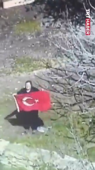 Muğla'da bir vatandaş, polis helikopterini görünce Türk bayrağı açıp selam verdi.