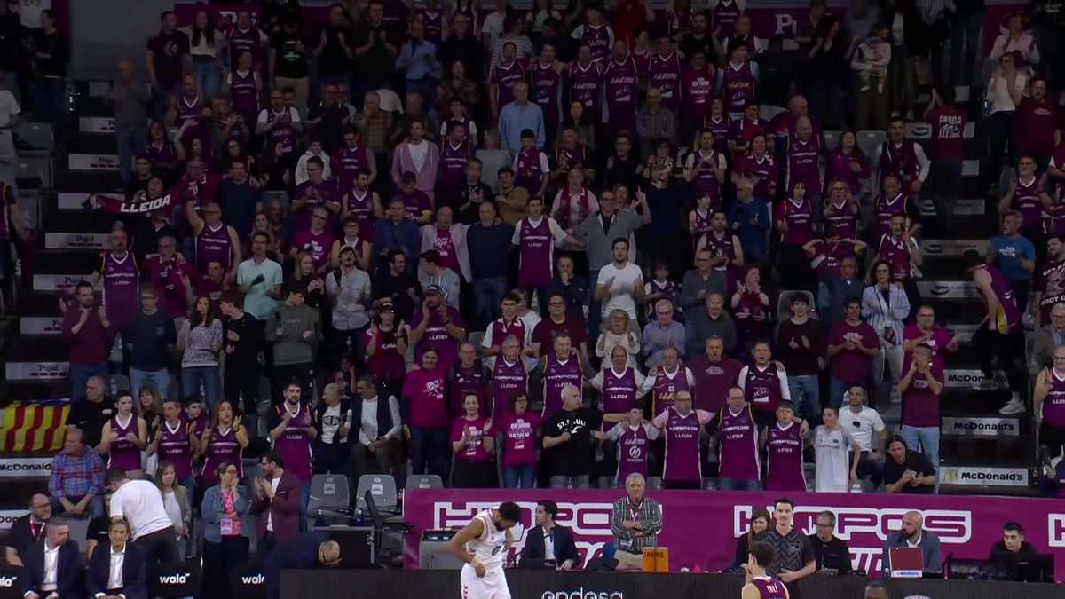 ¡Qué manera tan única y especial de vivir y disfrutar del baloncesto en Barris Nord! 💜 PIEL DE GALLINA, iLERNA LLEIDA 👏 📺 Movistar Plus #LigaEndesa | #GameDayMovistar