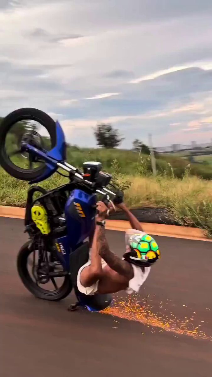 VEJA: Homem tenta fazer grau e acaba varrendo asfalto com o próprio corpo.