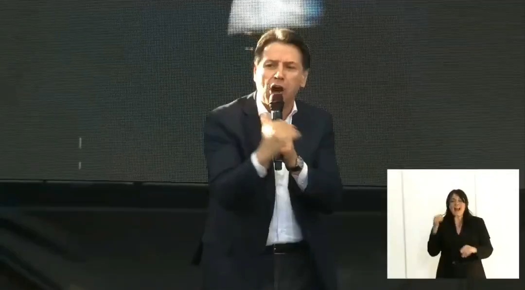 "Caro governo, di fronte a Gaza vi girate dall'altra parte e stringete la mano a un criminale responsabile di uno sterminio" #NoAlRiamo