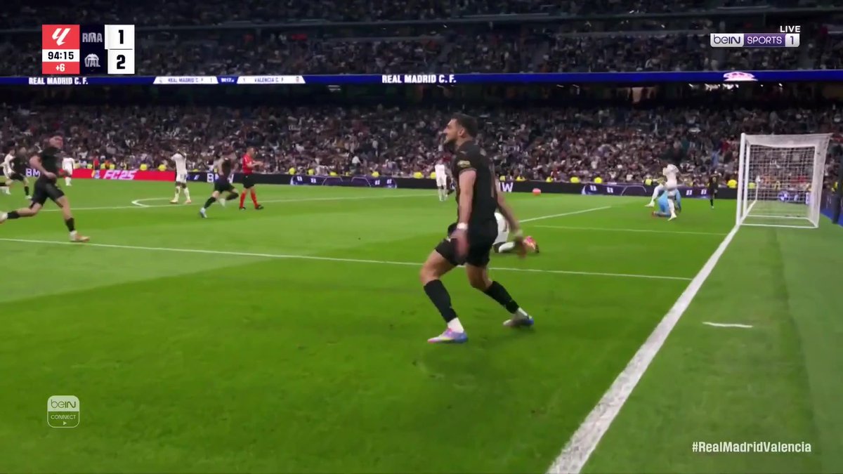 فالنسيا يقدم الهدية لبرشلونة بهدف متأخر في مرمى ريال مدريد #الدوري_الإسباني #laliga