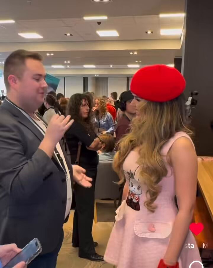 - Bueno es… mmm… de quién es eee-? - Una diva sencilla - Como un simple- de quién es el outfit?