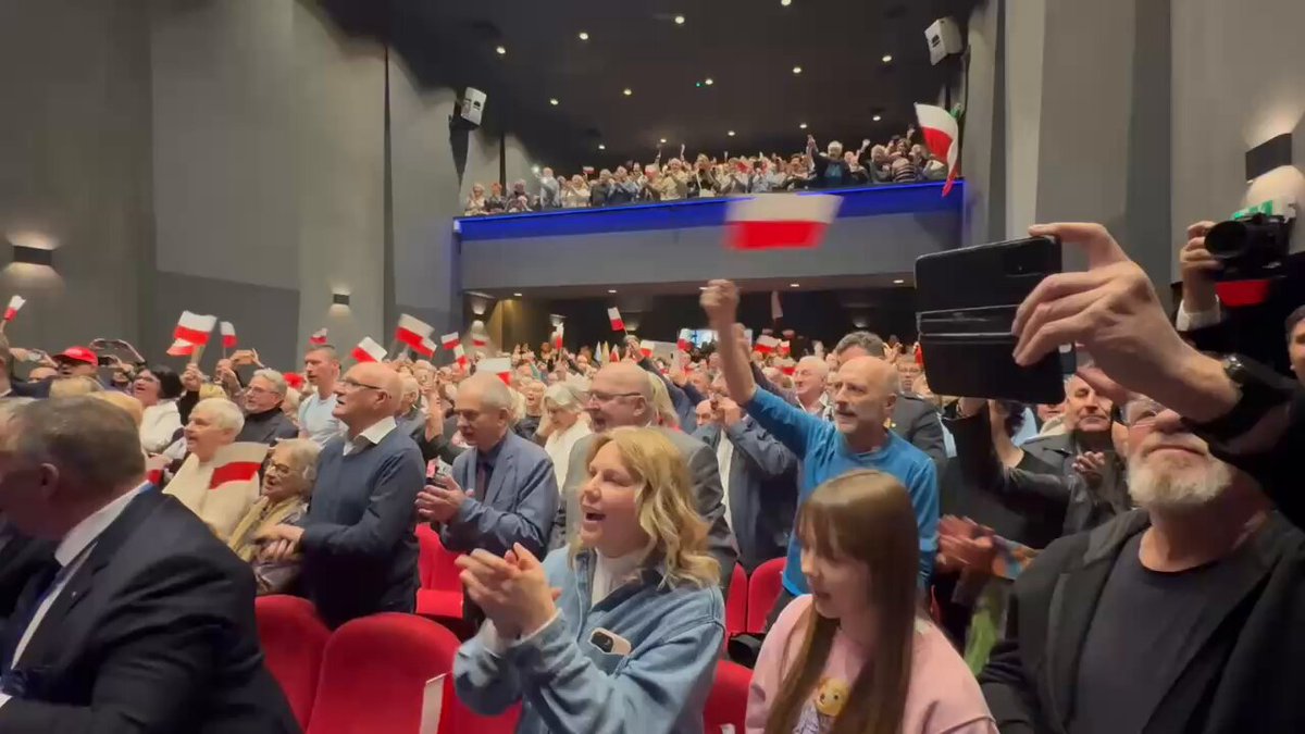 Tak mieszkańcy Pabianic przywitali #Nawrocki2025 ❤️🇵🇱