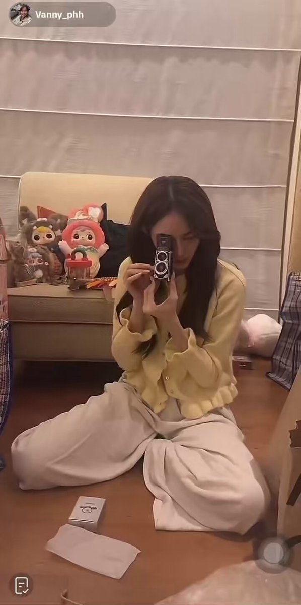 ชาล็อตชอบกล้อง digital Vintage มาก แต่สวยจริง ยังอยากได้เลย 📽️ (ลองกดปุ่มล่างขวาค้างไว้ จะเปิดเครื่องค่ะ) ENDLESS JOY CHARLOTTE05 #ชาล็อตออสติน #CharlotteAustin