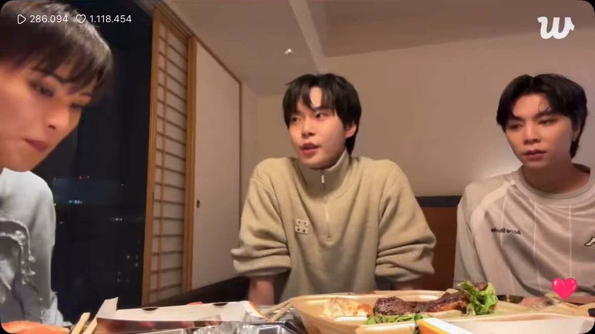 Ini cerita fullnyaa~ 🐯 Ini aku tiba2 kepikiran sih, kan aku audisi di vancouver.. ya pokoknya klo ngomongin fact nya, yg lolos di Vancouver tuh aku doang kan.. trus aku ke korea, pas liburan aku blm lama tinggal di korea dan balik lagi ke vancouver- 🐱 Tapi bukan canada kan? 🐯 Ya vancouver aj sih.. 🐱 Vancouver DOANG kan? 🐯 Iyaaa 🐱 Soalnya yg lolos (global audition) di USA tuh aku doang (PAMER😭) 🐯 Wkwkwk ngeseliiin!! Tapi lu keren bgt bang, ya pokoknya aku balik lg kan ke vancouver, nah pas itu ada global audition lagi, trus nuna2.. 🐰 Staf Training nuna? 🐯 Iya mereka dateng ke Vancouver terus ngundang aku buat ke tempat audisi, jd aku duduk di tempat para staf nyna duduk dan liat temen2 yg lagi audisi 🐰 Berarti, km bahkan belom genap 6 bulan jd trainee dah diajak gitu.. 🐯 Mereka kyk “Mumpung km lagi di Vancouver juga, ayo dateng kesini.” 🐱 itu kyk buat pengalaman si 🐯 Iya makanya pas itu aku nnton bentar doang 🐱 Soalnya aku jg begitu 🐰 oiya? 🐱 kayanya buat itu deh.. biar kita sekalian liat