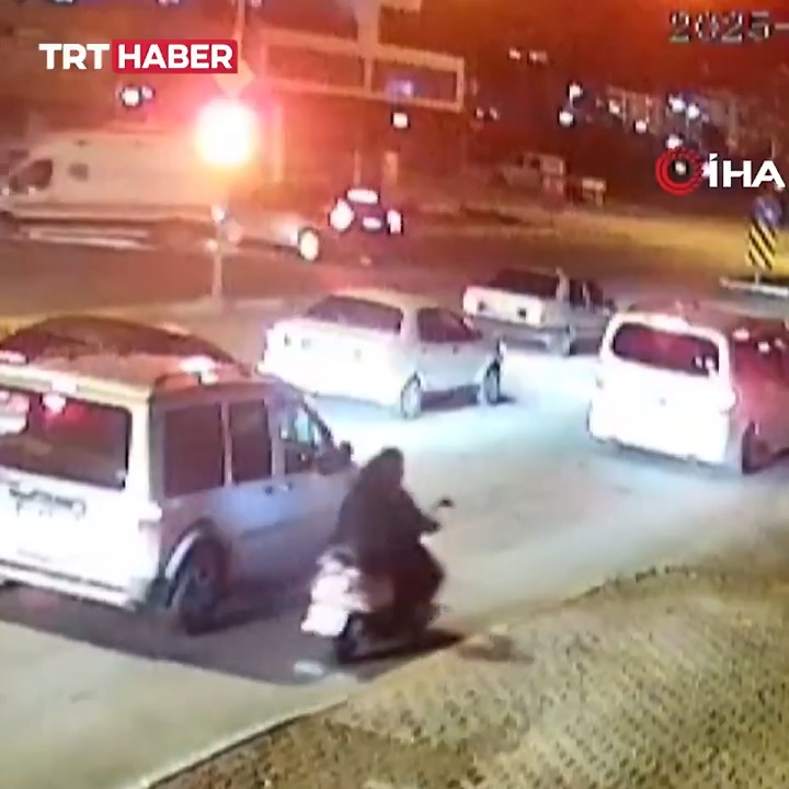 Antalya’da kavşaktan dönen ambulansa hızla gelen cip çarptı. Kazada 9 kişi yaralandı.