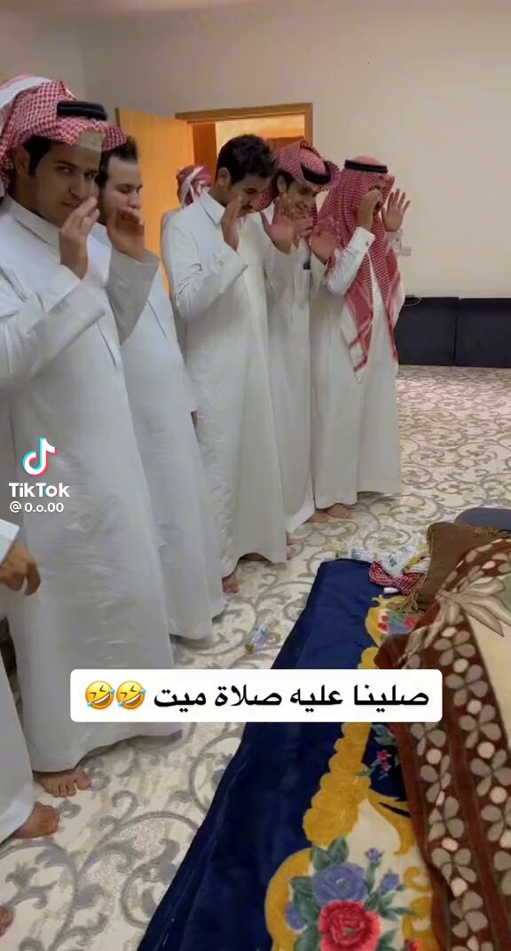 روعو الشايب ماخلوه يرتاح في نومه😂😂 يقول انا حي حي لعنبوكم🤣🤣✅✅