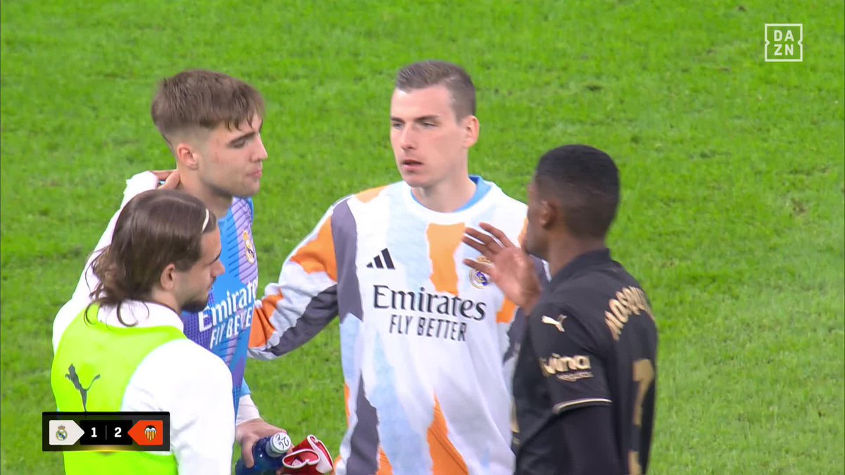 LA IMAGEN 🎥 Lunin, los jugadores del Real Madrid y los del Valencia consolando a Fran González, que hoy debutaba con el Real Madrid #LALIGAenDAZN ⚽