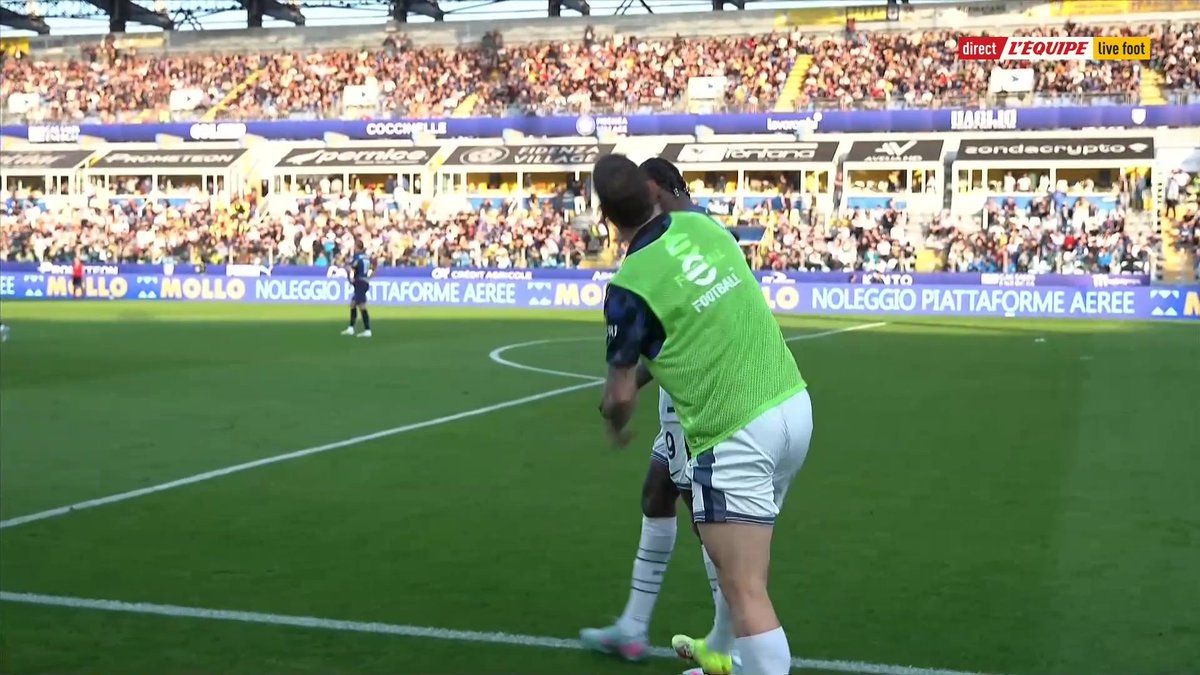Marcus Thuram 🇫🇷 a failli louper l’immanquable à cause d’un mauvais rebond, mais ça lui offre un but pas banal. 😂⚽️ 🎥 L'Équipe