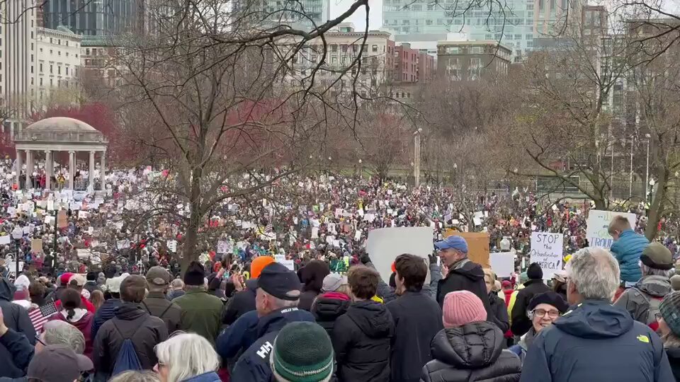 ABD'nin 50 eyaletinde Trump yönetimine karşı protestolar başladı. (Sky News)