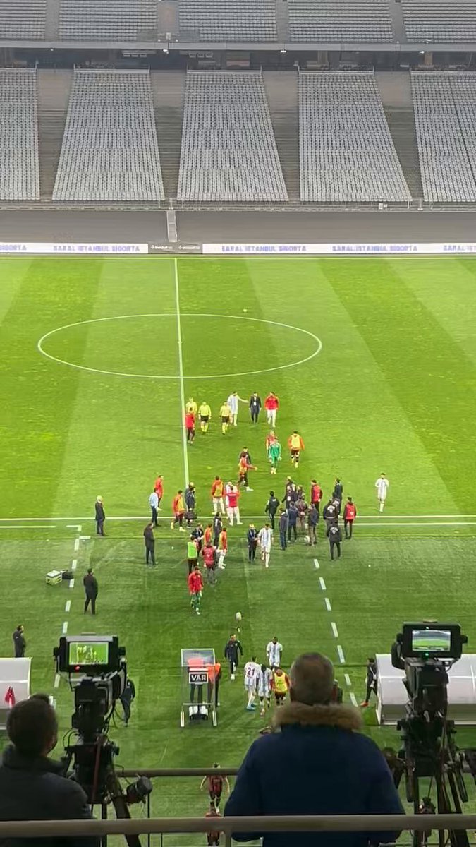 Karagümrük - Erzurumspor maçının hakemi Yasin Kol, garip ve anlamsız kararları ile tepki çekti!