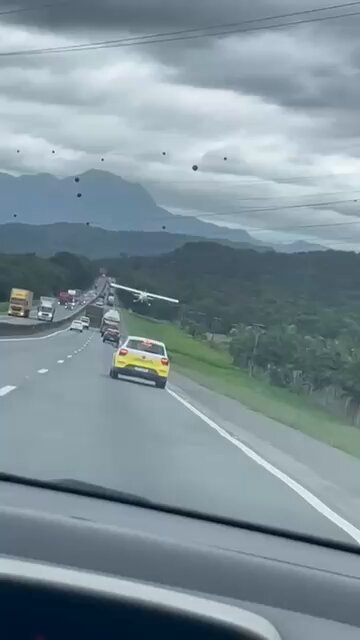 🚨 Um avião de pequeno porte fez um pouso de emergência no meio da BR-101, em Joinville, na manhã deste sábado (5). Motoristas ficaram em choque ao ver a aeronave descendo entre os carros. Um caminhoneiro com carga inflamável conseguiu frear a tempo.