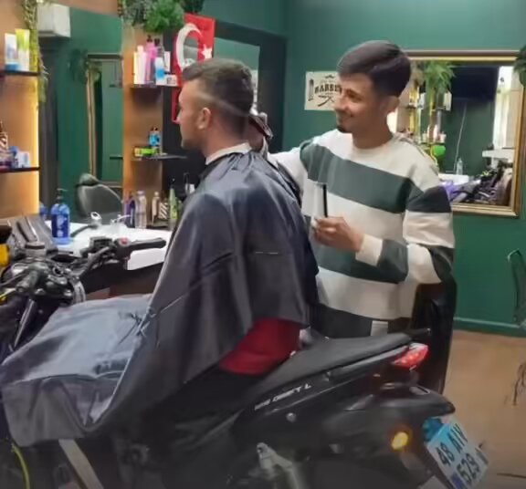 Muğla’da motosikletine çok düşkün olan bir vatandaş, berberde aracının üzerinde tıraş oldu.