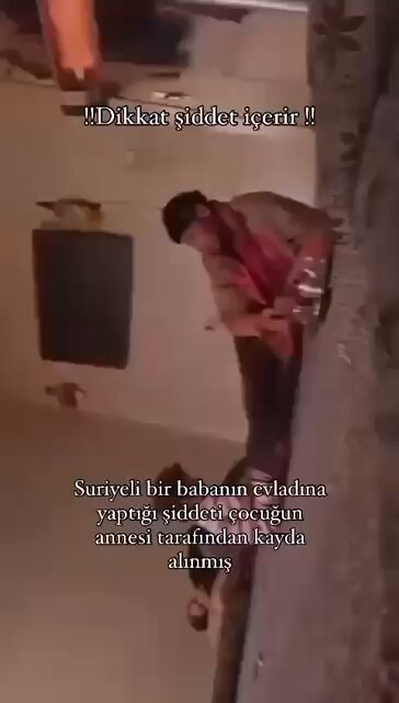 بحسب الانباء الأولية تبين انه من محافظة دير الزور من موحسن يعذب ابنته الذي تبلغ من العمر عامين بطرق بعيدة عن الإنسانية هو مقيم في تركيا في نواحي كلس #سوريا #تركيا