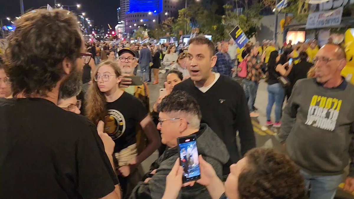 האלימות המטורפת של קפלן. האיש הזה תקף את לירן פיזית בבעיטות, וחטף לי ולמאיה טלפונים (חטיפת הטלפון שלי בסוף הסרטון). תראו את האלימות. קפלן זה טרור.