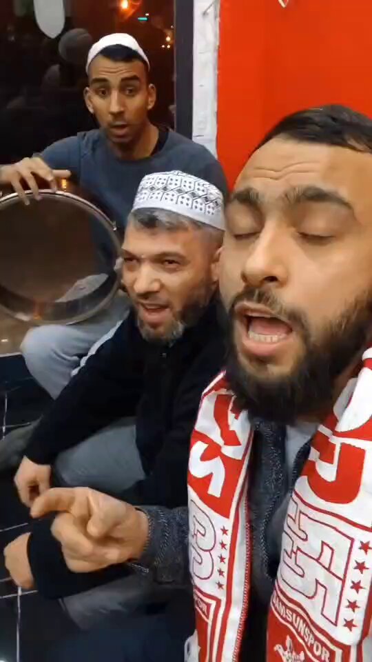 Kız: Starbucks'a gidelim mi kahve içeriz Biz: Yok ya şuan müsait değilim..