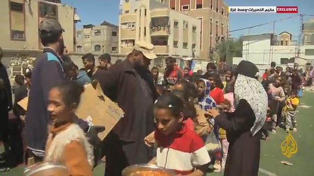 يصطفون لساعات طويلة من أجل الحصول على لقمة.. تفاقم معاناة النازحين في مخيم النصيرات وسط قطاع #غزة نتيجة عدم توفر المواد الغذائية وانعدام الخدمات إثر استمرار الاحتلال في عدوانه وإغلاقه المعابر | تقرير: أشرف أبو عمرة #الأخبار #حرب_غزة