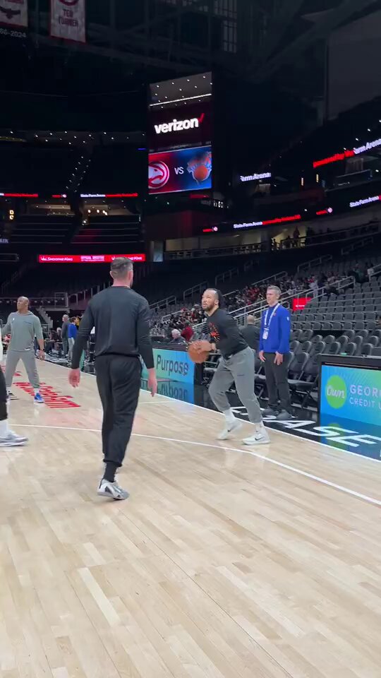 Jalen Brunson warming up for a potential return today in Atlanta!