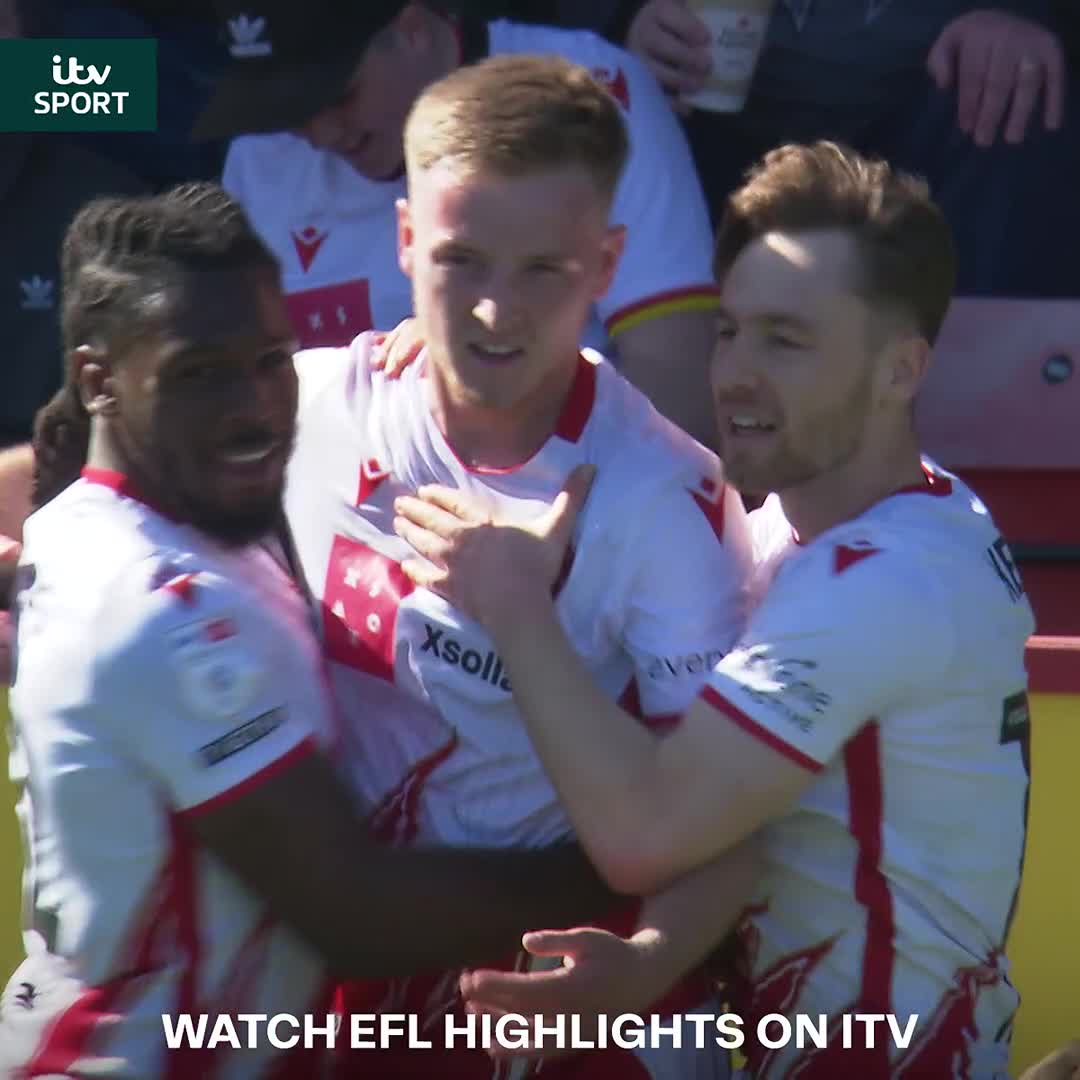 Who doesn't love a good free-kick? 😍🎯 Wonderful stuff from Harvey White Stevenage FC 🔴⚪ | EFL