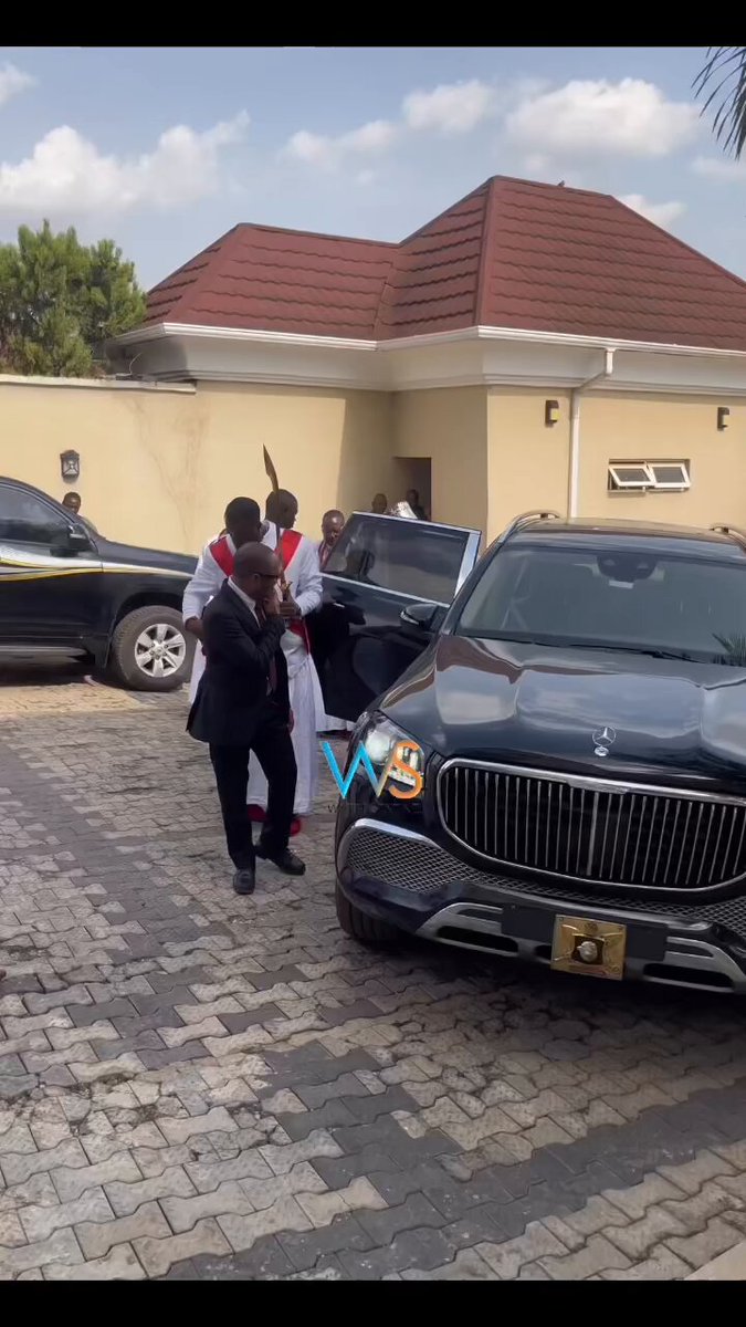 At the instance of His Excellency, Governor Seyi Makinde, His Majesty, Ogiamẹ Atuwatse III, CFR, the Olu of Warri made a brief stopover at the Oyo Governor’s Residence in Ibadan shortly after gracing the coronation ceremony of the 46th Alaafin of Oyo. Credit; WARRI SENTINEL #Alaafinofoyocoronation #oluofwarri #warrisentinel