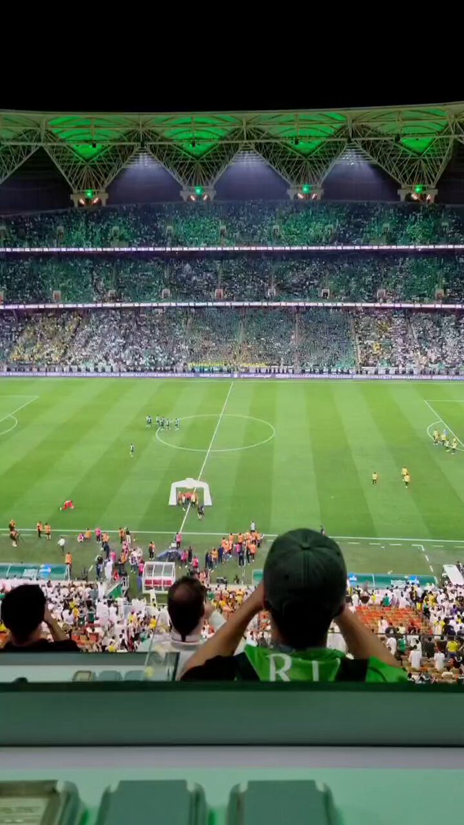 Que espetáculo é o King Abdulah Sports City! Tamo mal de vista aqui da tribuna de imprensa, heim!?!? Al Ahli x Al Ittihad ao vivo, com imagens e de Graça no Canal GOAT