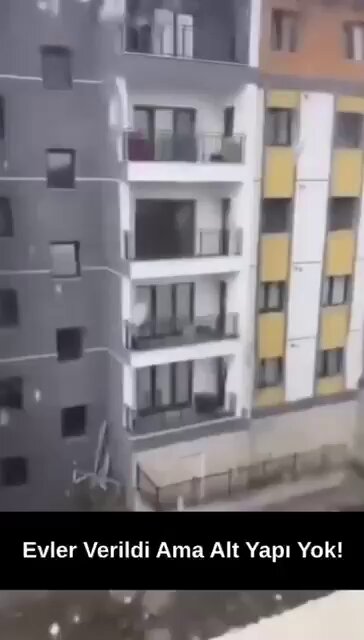 ACİLLL paylaşın‼️‼️‼️ Habere erişim engeli gelmeden paylaşın, RT edin‼️ Hatay'da bizi kandırıyorlar‼️ Hazır denilen deprem TOKİ konutlarının pencerelerinden su alıyor. Evler rutubete teslim olmuş durumda. Alelacele yapılan konutlarda imalat hataları devam ediyor. Görüntüler Gülderen TOKİ sözde DEPREM evlerinden. #Hatay #HatayAy #HatayÖlüŞehir #GençleriSerbestBırakın #ÇocuklarımızıSerbestBırakın #SONDAKİKA
