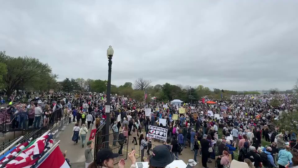 🇺🇸❗️ In the US, there are large-scale protests against President Trump's policies. Some cities in the EU have also joined the American demonstrations.