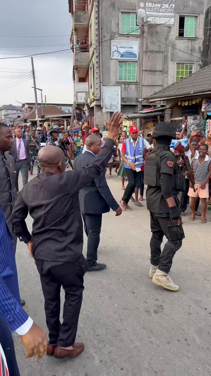 This evening, Governor Alex Otti was driving through the city of Aba and made a stop at Opobo Junction in Ogbor Hill. As the people shouted with joy, the governor got out of the vehicle to greet them. Look at what happened next.