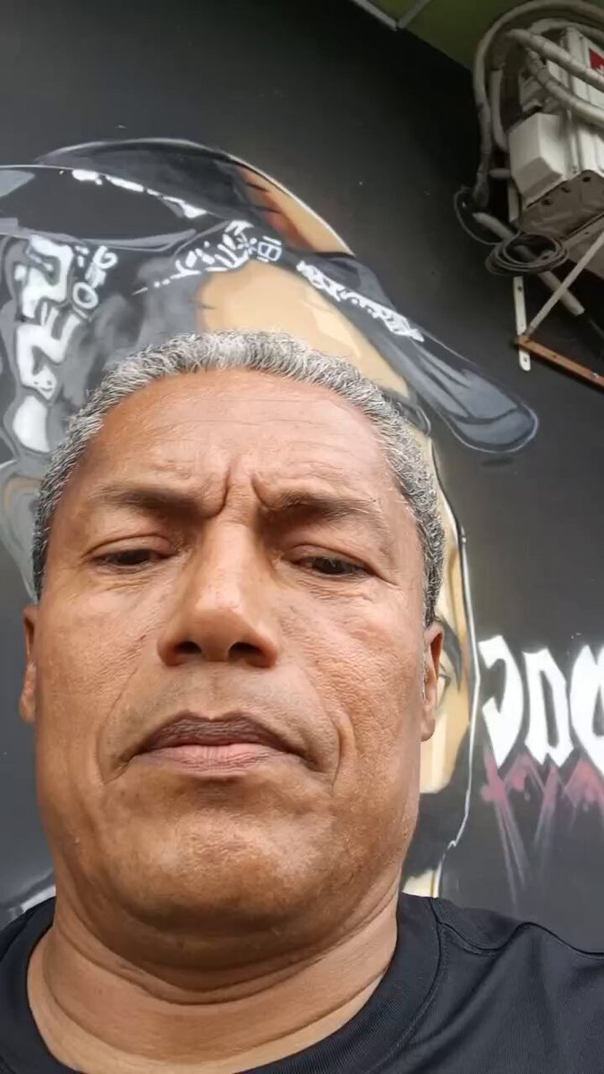 Esta es la gente que votó por el cambio, sectores de Guayaquil olvidados, hoy son prioridad. No sé quién es, pero iré a buscarlo para darle un abrazo. Que honor poder servirlos. Esto es lo que no entienden los que nunca han trabajado en su vida, los que no saben lo que es no tener ni un ctvo en el bolsillo para poder comer, los que han estado cómodos toda la vida, los que ni el papá, millonario, los puso a trabajar en ninguna de sus cien empresas. No puede gobernar una ciudad, un país, alguien que no ha sufrido, que no sabe lo que es necesidad, que NO LE DUELE la necesidad de su prójimo, peor uno que ni siquiera nació aquí. Al funcionario público tiene que dolerle ver a la gente en malas condiciones, es el único motor que mueve a gestionar desde tu posición buscar mejores días para ellos. Nos daremos un abrazo. Gracias.