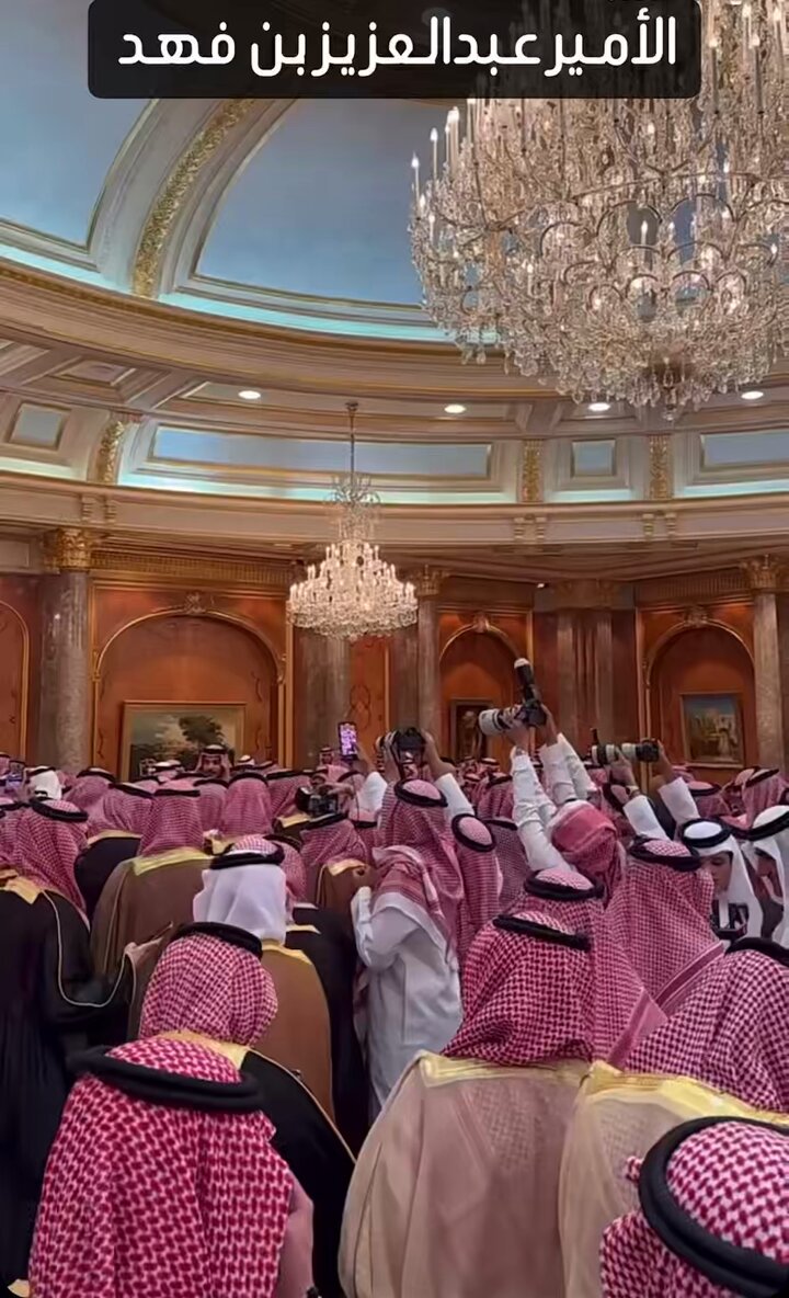 #عبدالعزيز_بن_فهد يا مالي الدنيا ، ويا شاغل الناس في كل محفل لدّت العين صوبك تزاحمو حولك بلا عد وقياس ياللي ليا جتهم ظروف أعتصو بك ولا جوك ياللي للمواجيب نبراس يرجون سكابك لاهلّت نصوبك