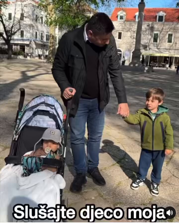 Ovako se đeca od malena uče da mrze sve ostale narode. Jer samo je Trebinje i Republika Srpska njihovo,kao svoja zemlja. A Sarajevo,Mostar,Dubrovnik,Split To nisu gradovi u kojima se oni mogu osjećati komotno. Od malih nogu se moraju “naučiti pravim vrijednostima”kako reče tata
