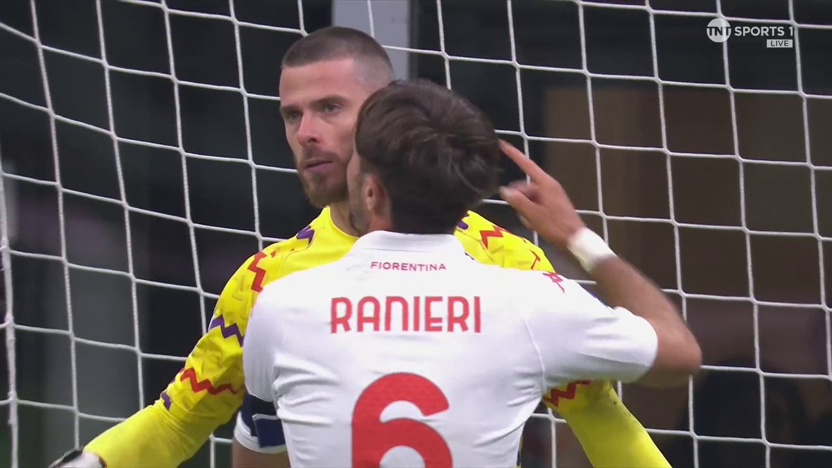 David De Gea pulls off a quality double save to keep Fiorentina ahead against AC Milan 🤩 📺 TNT Sports & discovery+ UK