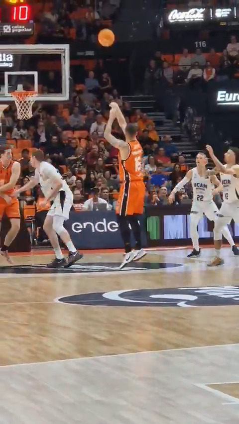 El triple es de Stefan Jovic, pero estarás de acuerdo en que le vamos a dar gran parte del mérito a Brancou Badio 🧡