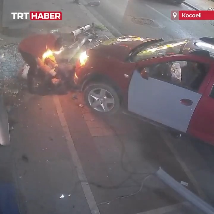 Kocaeli’de alkollü sürücünün kullandığı otomobil önce direğe sonra kaldırımda yürüyen çocuğa çarptı. Hastaneye kaldırılan çocuğun sağlık durumu iyi.