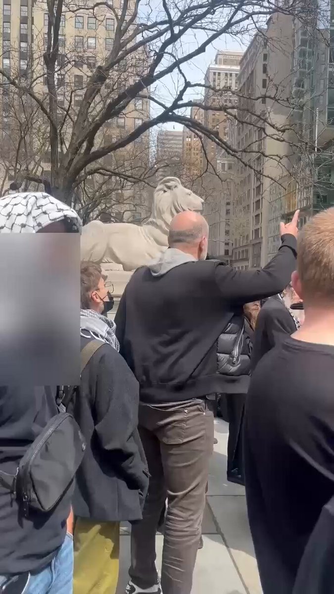 Betar’s former president Ronn Torossian aggressively harassing &amp; advancing upon me at yesterday’s citywide rally. I had not said a word to him and kept backing up as he appeared to want to physically assault me. He likely would have if others had not stepped in.