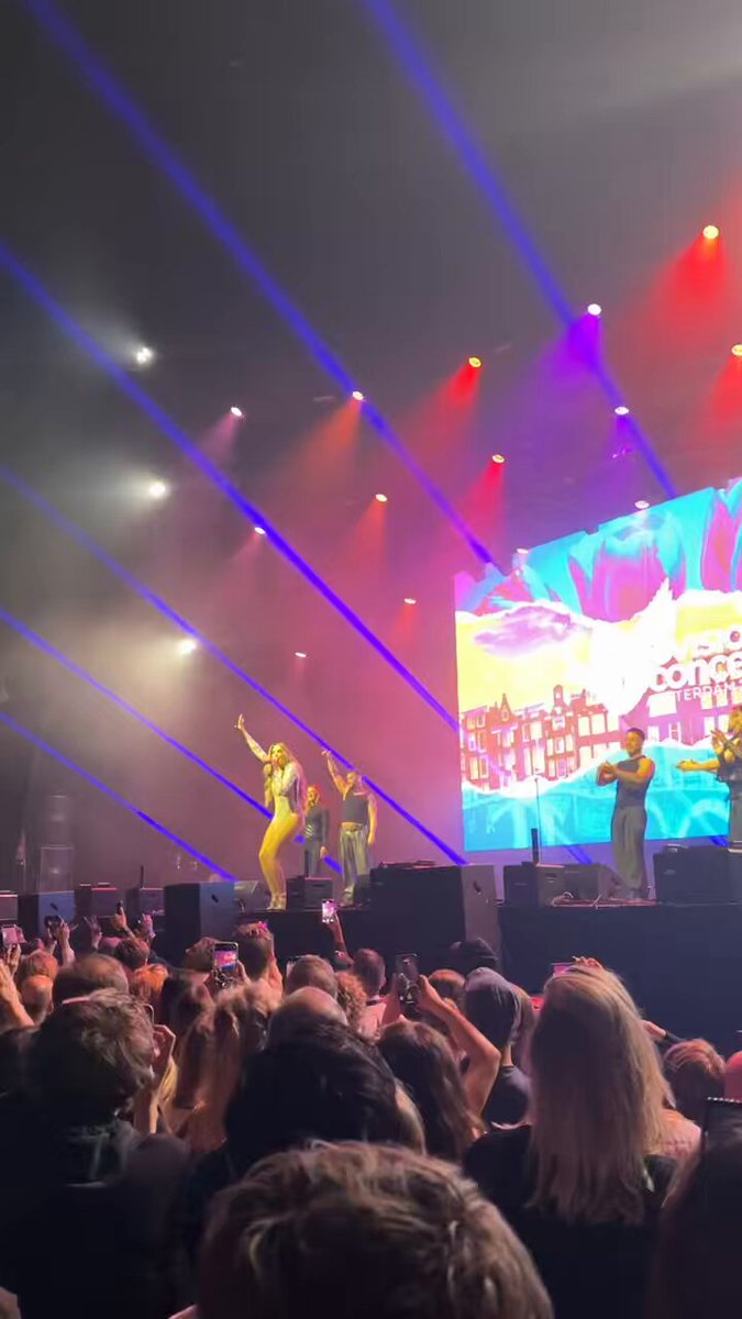 all amsterdam singing with melody 🇪🇸🇪🇸