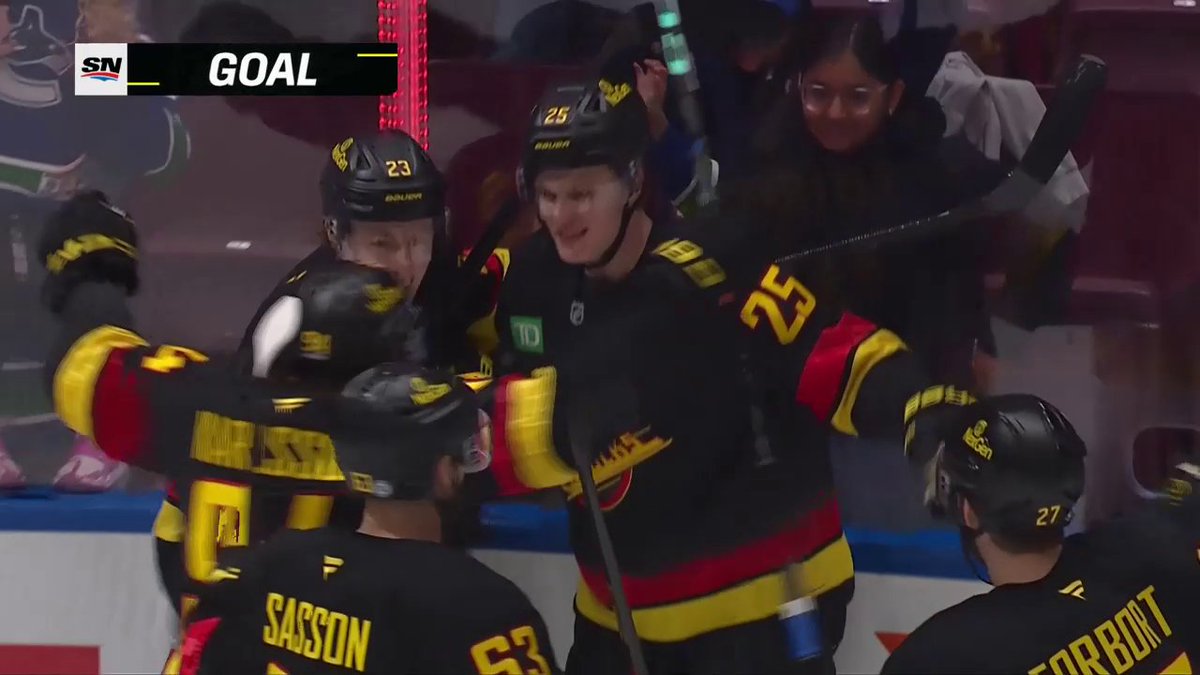 Elias Pettersson has his first NHL goal! 🚨