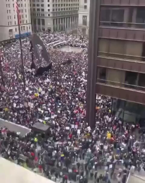 ‼️طوفان بشرى🚨 دعوات لاسقاط ترامب مشاهد لخروج آلاف الأشخاص إلى شوارع مدينة شيكاغو الأمريكية، ضد دونالد ترامب وإيلون ماسك.