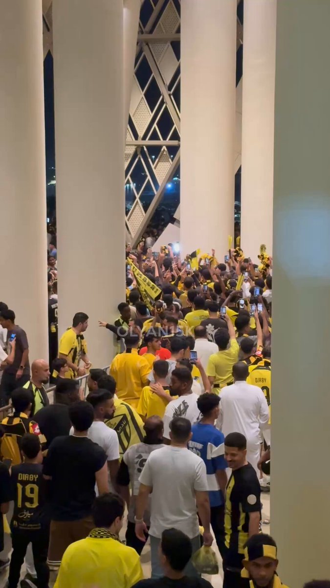 🚨🚨🚨🚨🚨🚨🚨🚨🚨🚨🚨🚨🚨🚨🚨 جماهير الاتحاد في ممرات الجوهرة بعد نهاية المباراة: صغير وهابط؛ رجع يهايط.