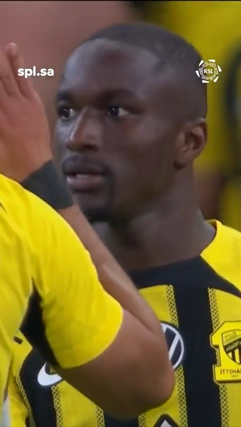 محور اصلع يفتك الكره من محور الاهلي ثم يسجلها لاعب جناح سبق وشفت هاللقطه 👀 ؟