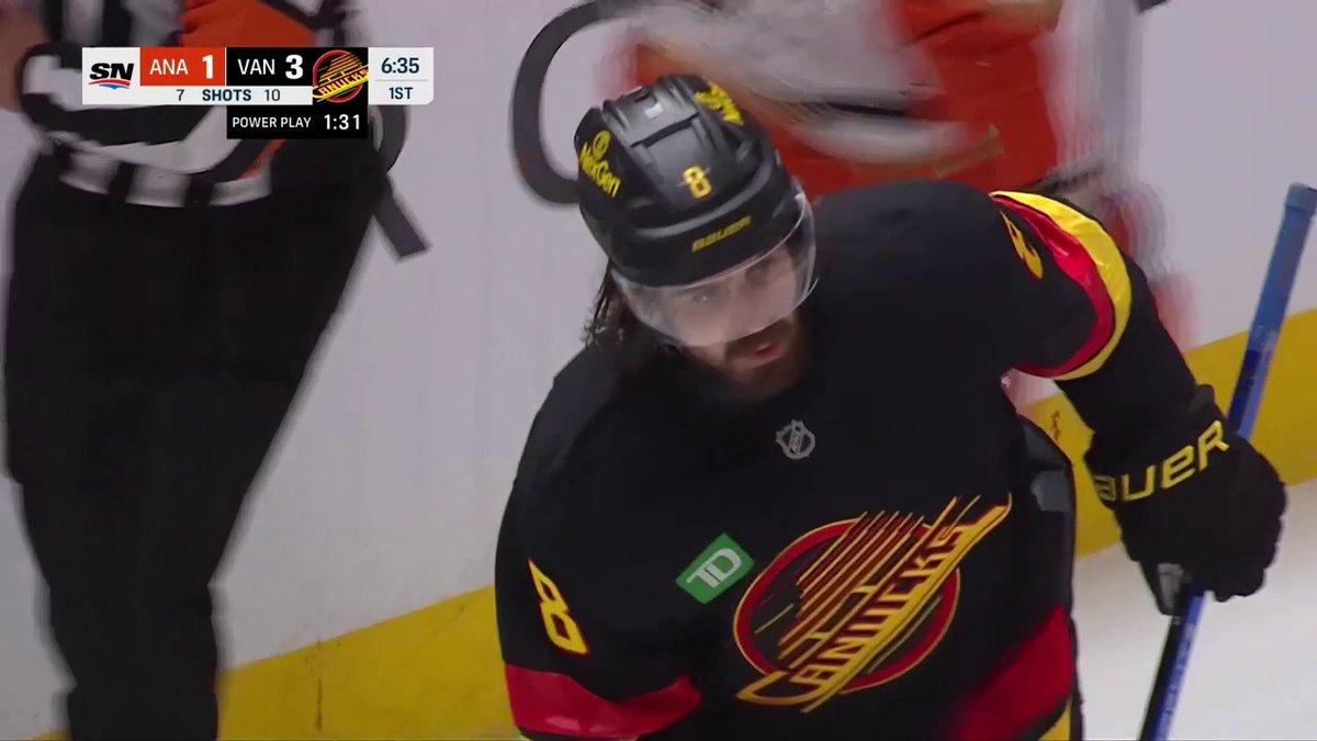 Yes, you're reading this right. The Vancouver Canucks have scored FIVE goals in 4:30 in the first period! 😱