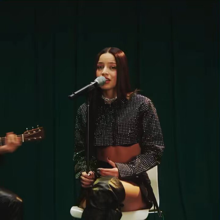 mi otra mitad en acústico duele aún más.