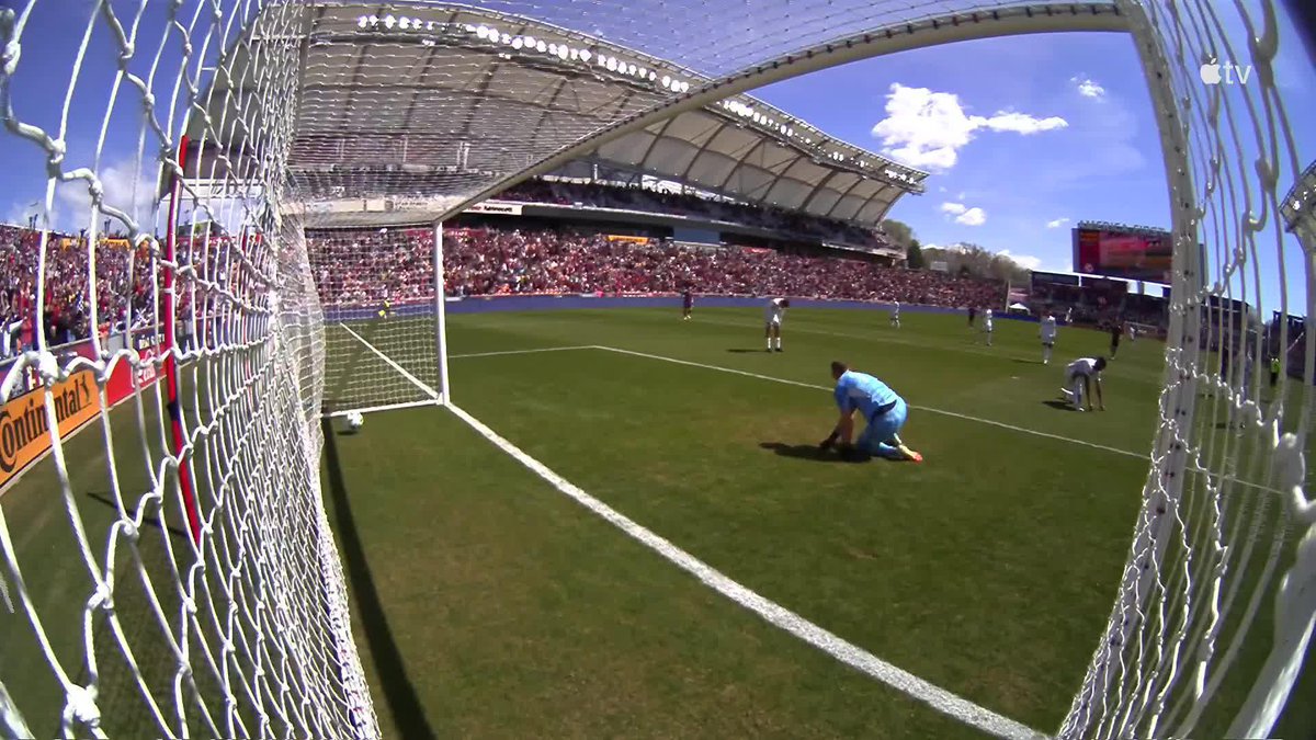🚨 Diego Luna brace! 🚨 Mama, there goes that man!