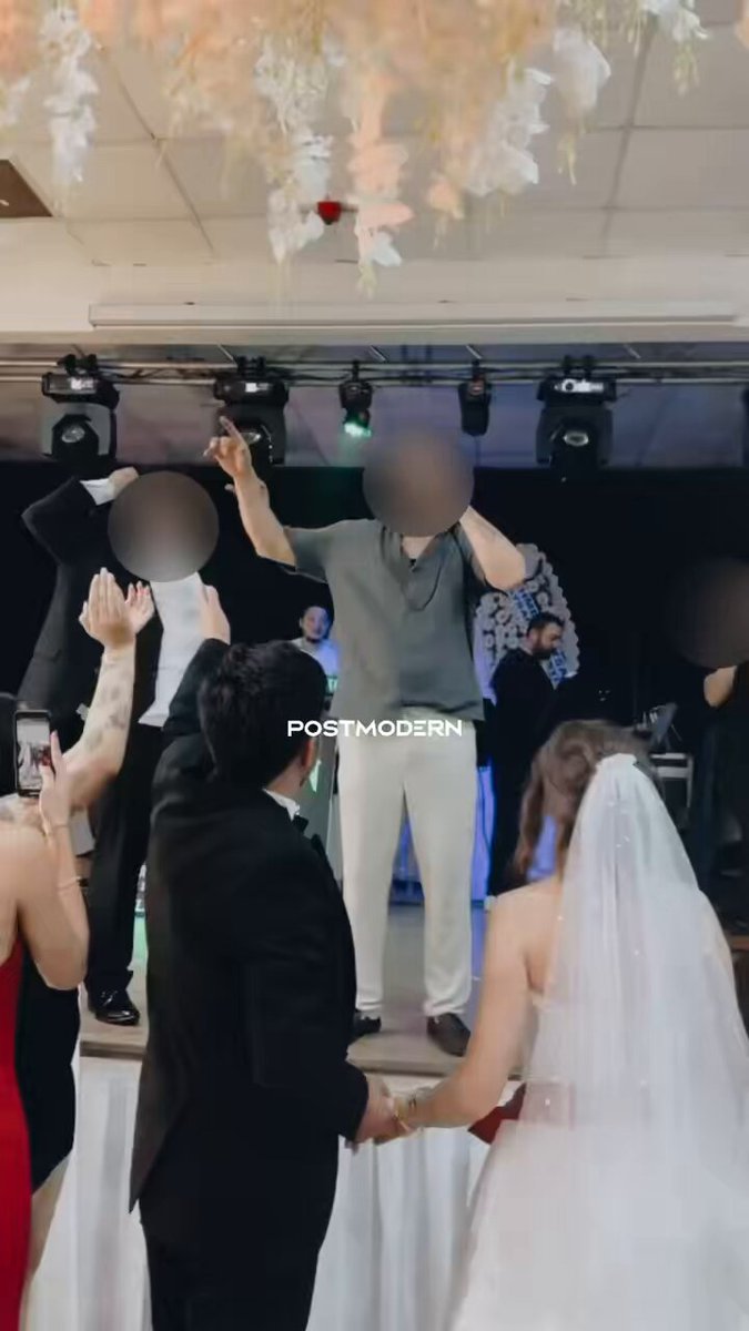 Marmaris’te bir düğünde “Zıplamayan Tayyipçi!” remiksi açıldı, gelin ve damatla birlikte tüm konuklar zıpladı. 😂🤙🏻 Mutluluklar dileriz. ♥️