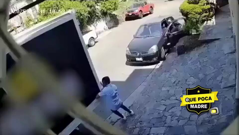 ‼️PERO QUE P¡NCH€ SUSTO‼️ 😱💥 CAMIÓN DE CHEVES SE QUEDA SIN FRENOS Y CAUSA FUERTE ACCIDENTE En calles de #Xalapa, #Veracruz, un camión de una empresa cervecera, se quedó sin frenos en una subida, por lo que un hombre quiso hacer su acto de heroísmo al intentar detenerlo con sus manos, pero esto no le sirvió. Tras unos metros se impactó contra un automóvil que estaba estacionado y en donde el conductor logró salir a tiempo, con una diabetes por el susto, pero a salvo. Corona MX Gobierno de Veracruz