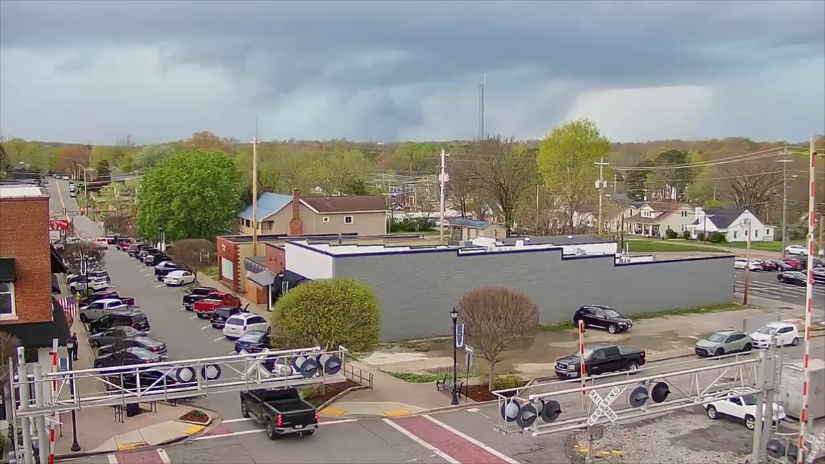 Whoa! Check out this time-lapse from a Dickson, #Tennessee Live Cam just now as a #Tornado Warned Storm approached. 😯 #tnwx NWS Nashville
